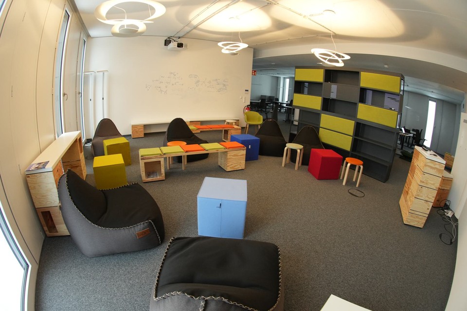 输入图像: image_static_photorealistic_workspaces_0023