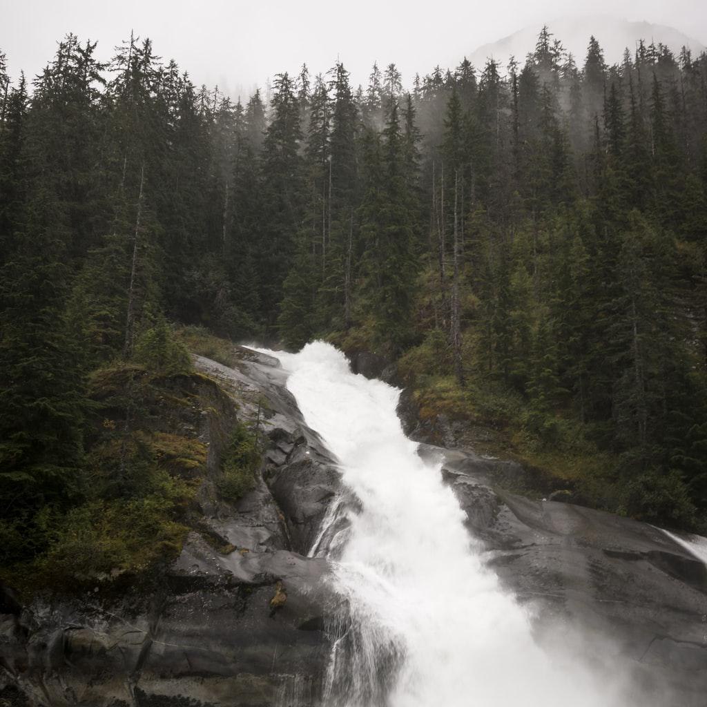 Input image: image_dynamic_photorealistic_fluid_0069