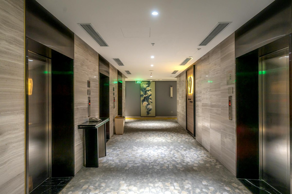 Input image: image_static_photorealistic_passageways_0106