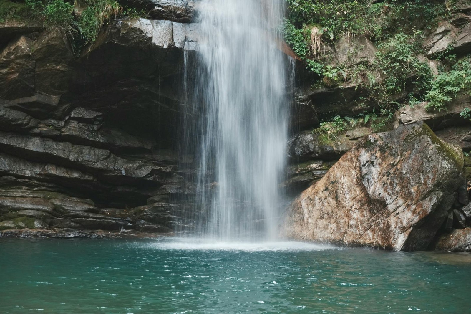 Input image: image_dynamic_photorealistic_fluid_0077