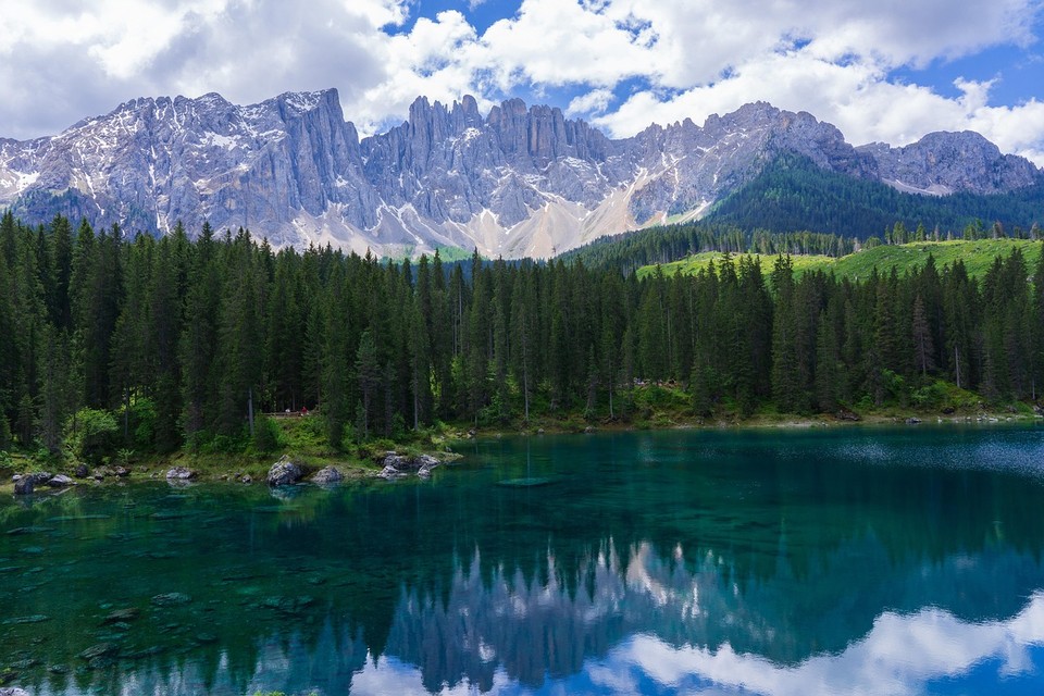 Input image: image_static_photorealistic_aquatic_landscape_0006